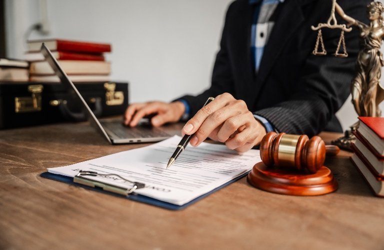 lawyer-is-working-with-documents_s